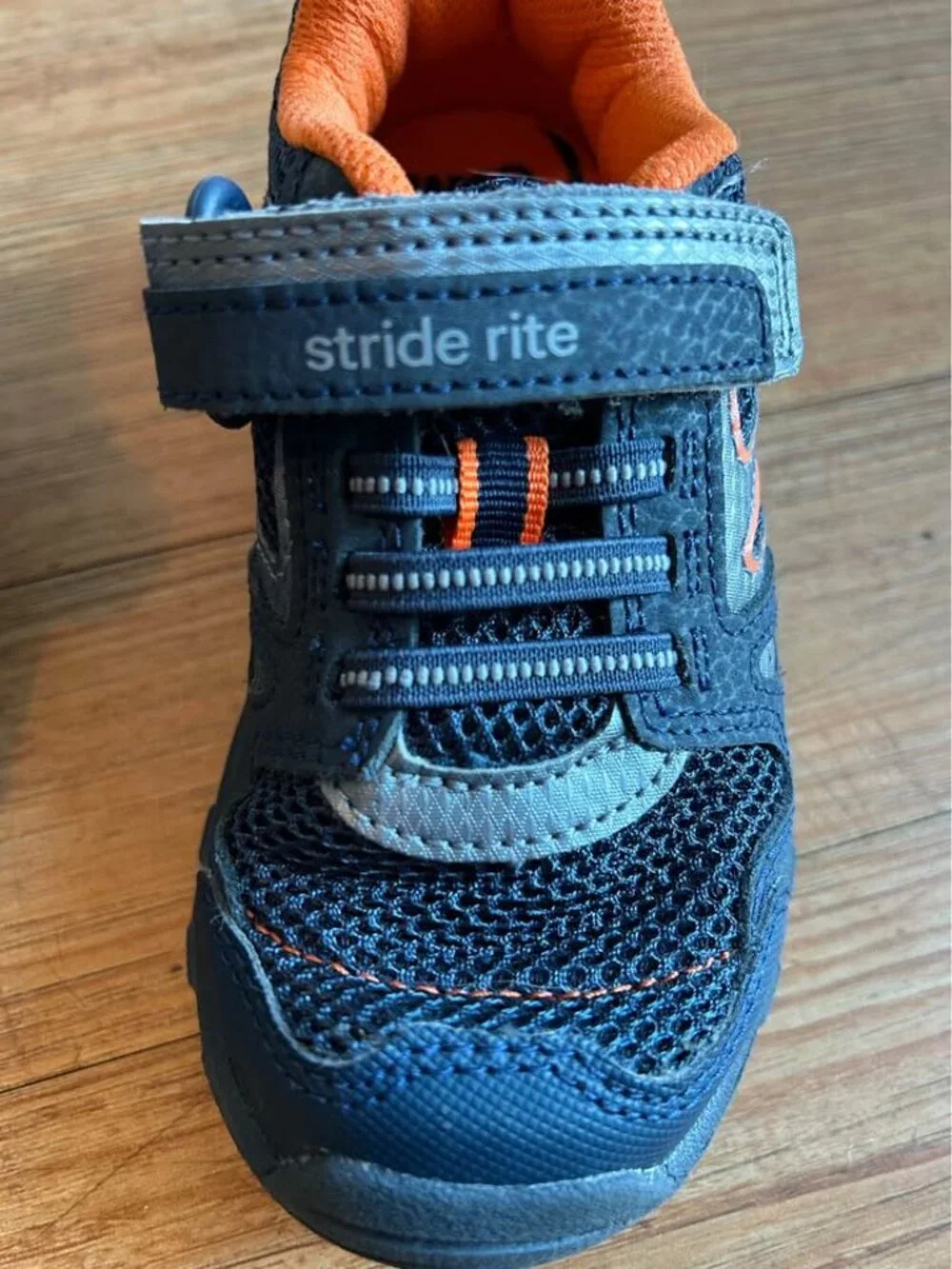 Stride Rite Made2Play Artin Sneakers (size 9)